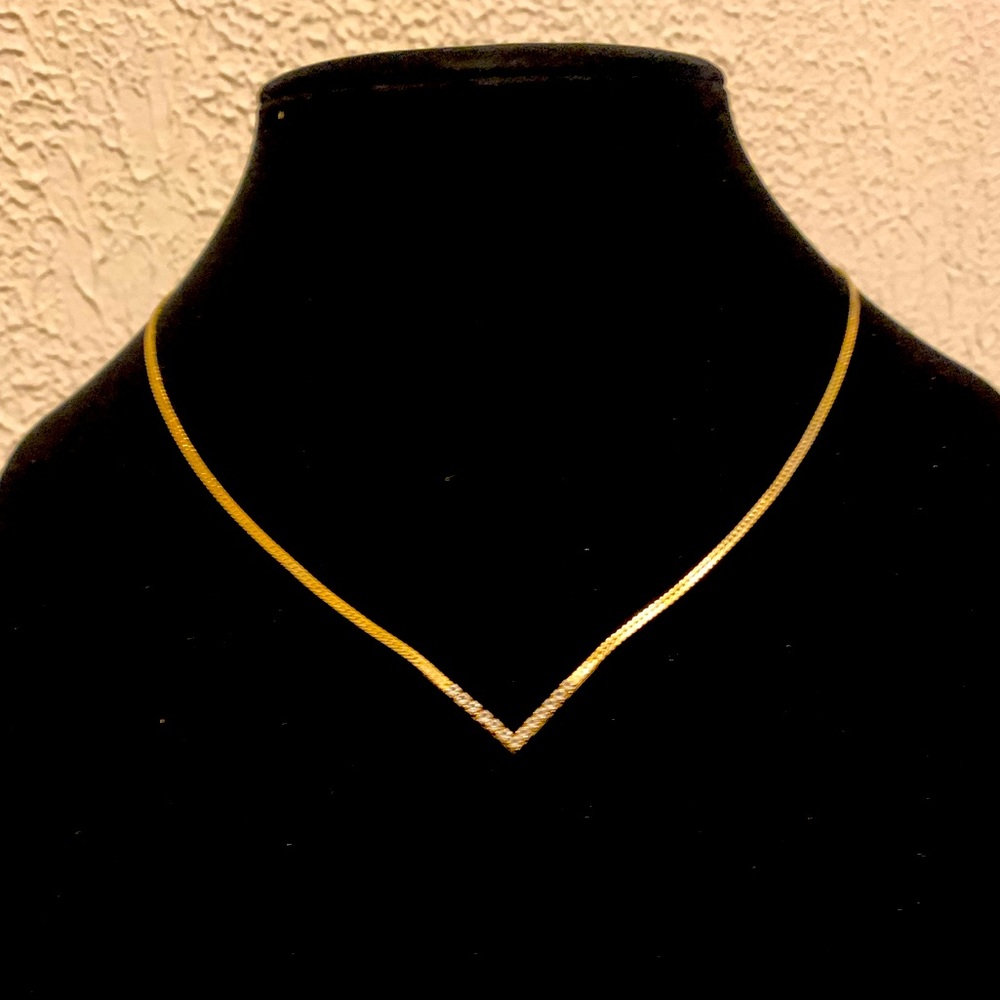 Beautiful gold tone necklace with stones